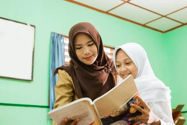 Enseignants indonésiens qui aident leurs élèves — Photo