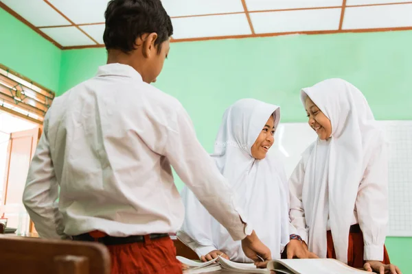 Potret siswa islamik sekolah memiliki diskusi — Stok Foto