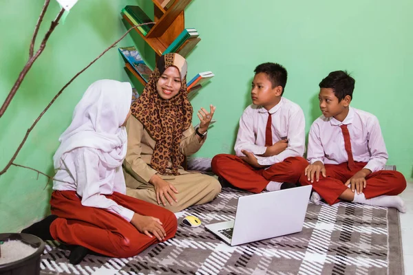 Siswa sekolah Indonesia dengan gurunya berdiskusi — Stok Foto
