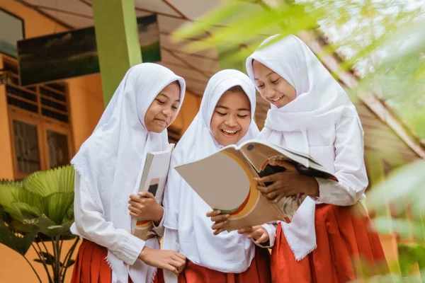 Ett porträtt av en muslimsk skolelev som diskuterar — Stockfoto