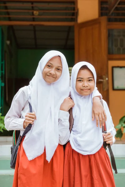 Portrait deux élèves du primaire portant l'uniforme de l'école montrant sourire — Photo