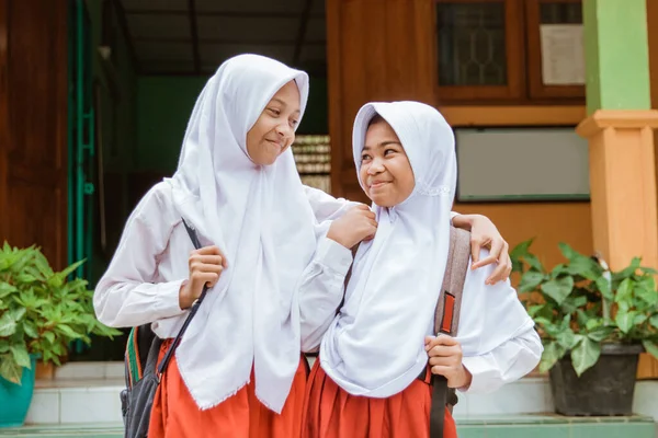 Potret dua siswa SD mengenakan seragam sekolah yang menunjukkan senyum — Stok Foto