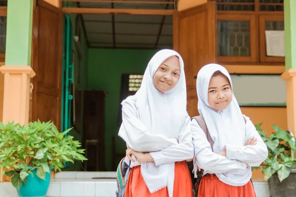 Potret dua siswa SD mengenakan seragam sekolah yang menunjukkan senyum — Stok Foto