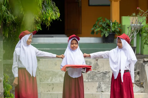 Un portrait d'une petite fille portant le drapeau national indonésien — Photo