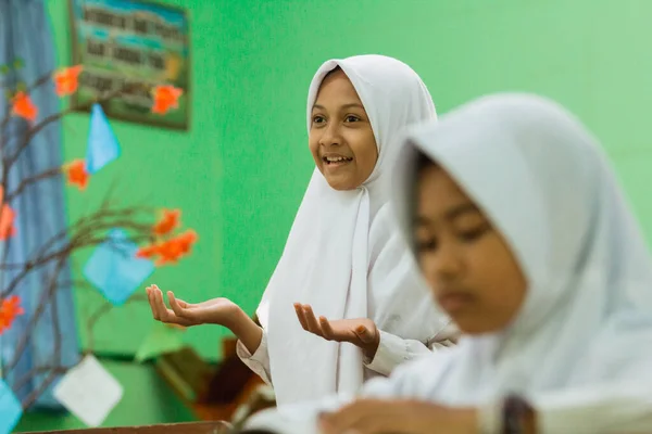 Salah satu siswa hadir di kelas — Stok Foto