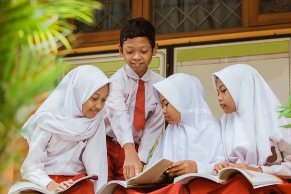 Een portret van een moslim scholier in discussie — Stockfoto