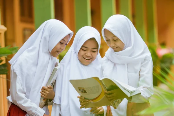 Potret seorang siswa memiliki belajar bersama-sama — Stok Foto