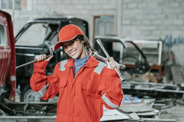 Porträtt av en ung kvinna Tekniker hålla en bil utrustning — Stockfoto