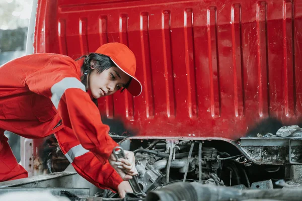 Retrato de una joven mujer reparando una pieza de motor de coche roto —  Fotos de Stock