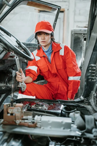 Portrait of a young woman working as technician — Zdjęcie stockowe