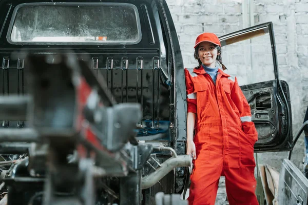 Portrait of a female technician with broken car — Stock Photo, Image