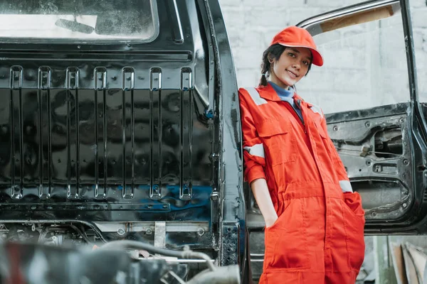 Portrait of a female technician with broken car — Stock Photo, Image