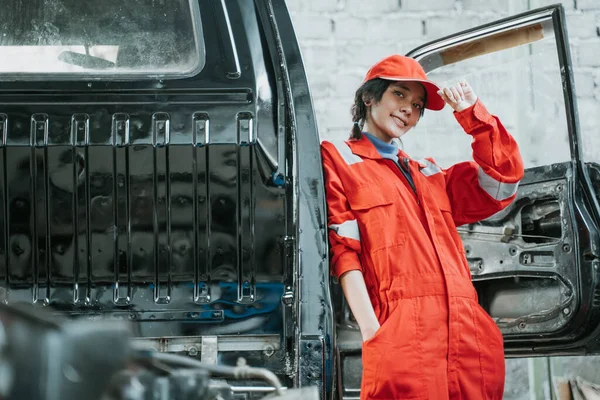 Porträtt av en ung kvinna som arbetar som tekniker — Stockfoto