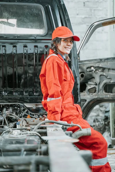 Portrait of a female technician with broken car — Stock Photo, Image