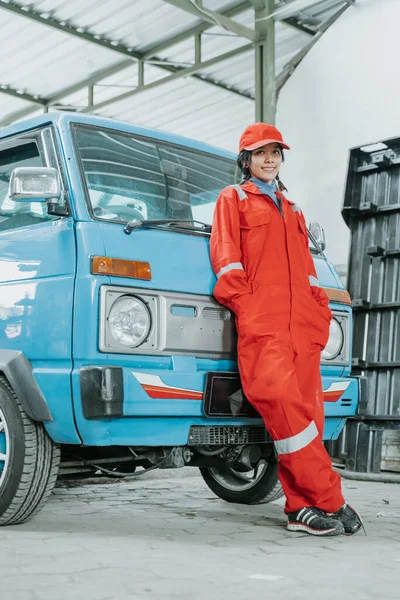Porträtt av en ung kvinna som arbetar som bilmekaniker — Stockfoto