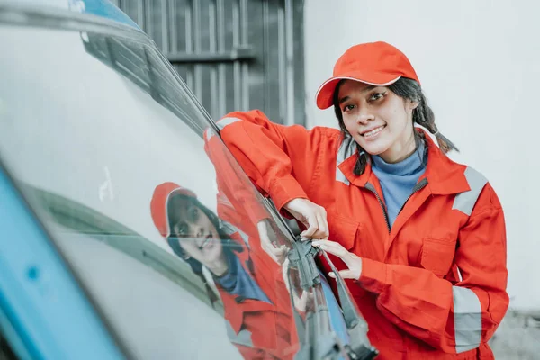 Portrait of a young woman working as an auto mechanic — Stock Photo, Image