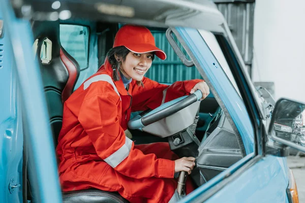 Portrait of a young woman working as technician — Zdjęcie stockowe