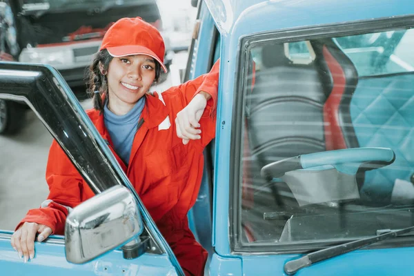 Retrato de una joven que trabaja como mecánico de automóviles —  Fotos de Stock