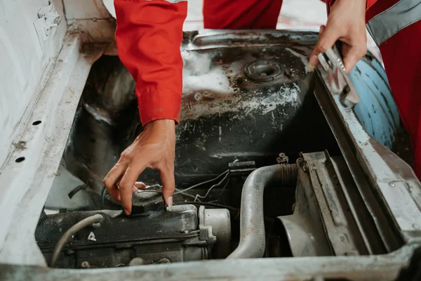 Gesto da mão do homem verifique o óleo no carro — Fotografia de Stock