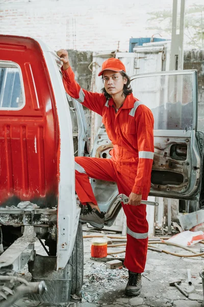 Retrato de un joven que trabaja como mecánico de automóviles —  Fotos de Stock