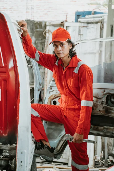 Retrato de un joven que trabaja como mecánico de automóviles —  Fotos de Stock