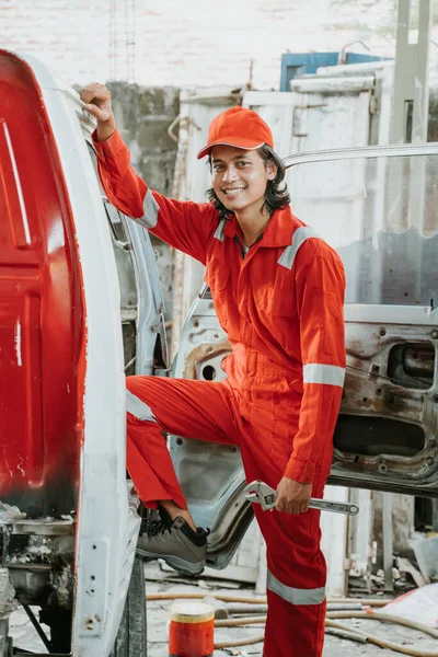 Retrato de un mecánico feliz con el coche —  Fotos de Stock