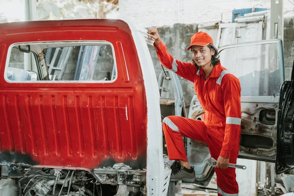 Retrato de un joven que trabaja como mecánico de automóviles —  Fotos de Stock