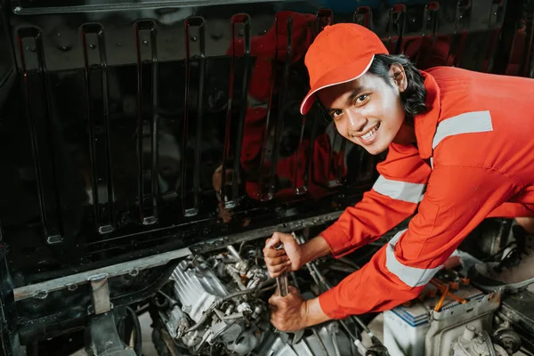 Retrato de un mecánico feliz con el coche —  Fotos de Stock