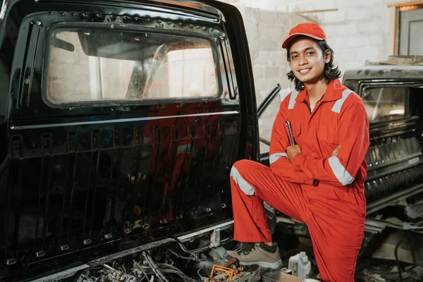 Porträtt av en ung man som arbetar som bilmekaniker — Stockfoto