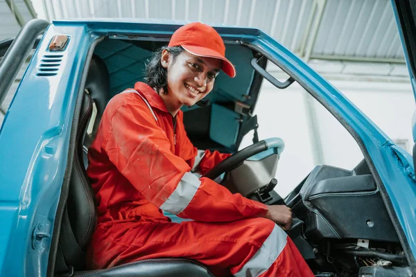 Portrait of a young man working as an auto mechanic — Stock Photo, Image