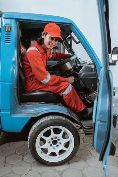 Retrato de un joven que trabaja como mecánico de automóviles —  Fotos de Stock