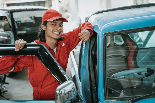 Retrato de un joven que trabaja como mecánico de automóviles —  Fotos de Stock