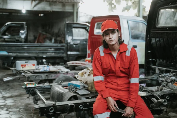Portrait of a young man working as an auto mechanic — Zdjęcie stockowe