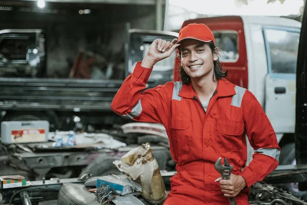 Portrait of a technician in his garage — Stock Photo, Image