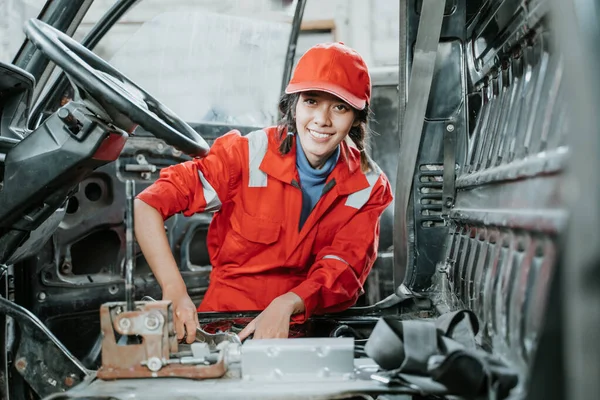 고장난 자동차 엔진 부품을 수리하고 있는 여성 — 스톡 사진