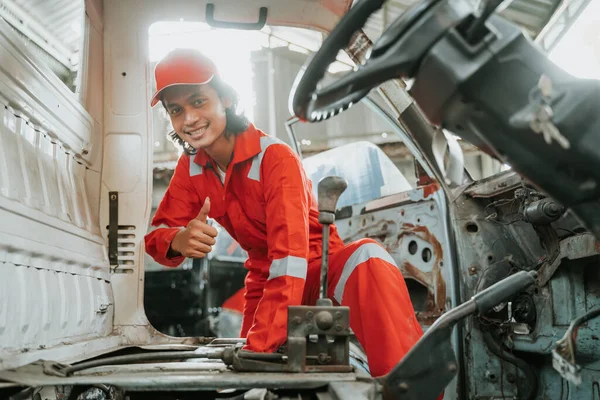 Hombre reparando una pieza de motor de coche roto —  Fotos de Stock