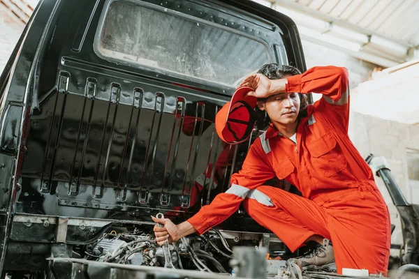 Hombre reparando una pieza de motor de coche roto —  Fotos de Stock