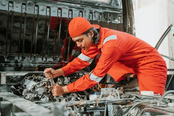 Man repairing a broken car engine part — Stock Photo, Image