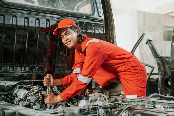 Man repairing a broken car engine part — Stock Photo, Image