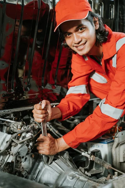 Hombre reparando una pieza de motor de coche roto —  Fotos de Stock