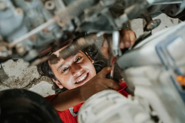 Man repairing a broken car engine part — Stock Photo, Image