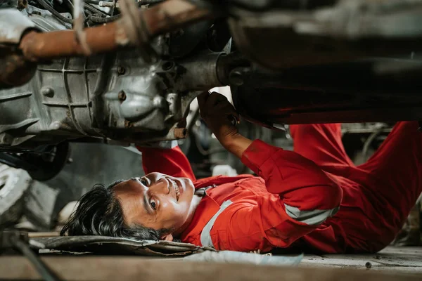Man repairing a broken car engine part — Stock Photo, Image