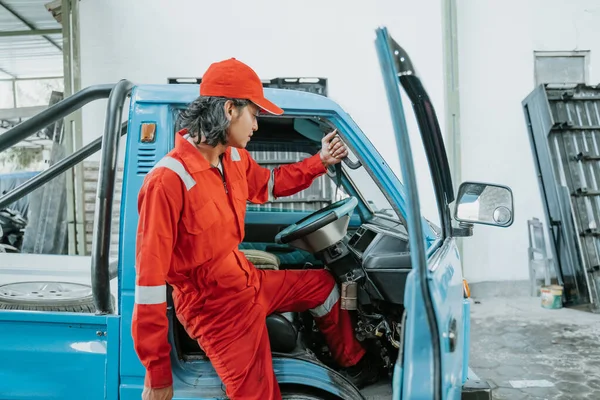 Man reparera en trasig bilmotor del — Stockfoto