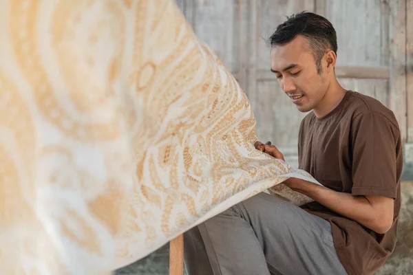 Portrait of a man drawing batik — Stock Photo, Image