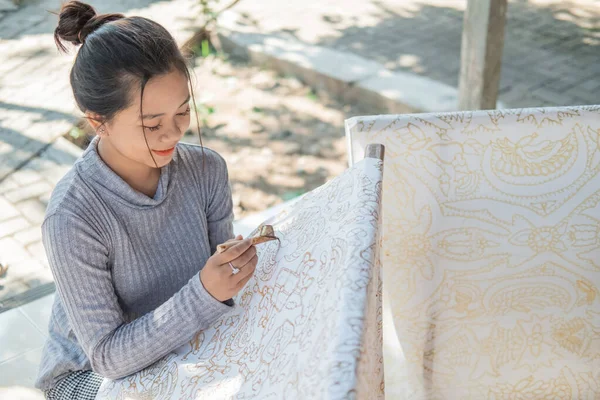 Portrait young woman drawing batik — Stock Photo, Image