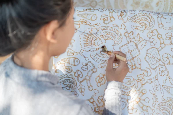 Portrait young woman drawing batik — Stock Photo, Image