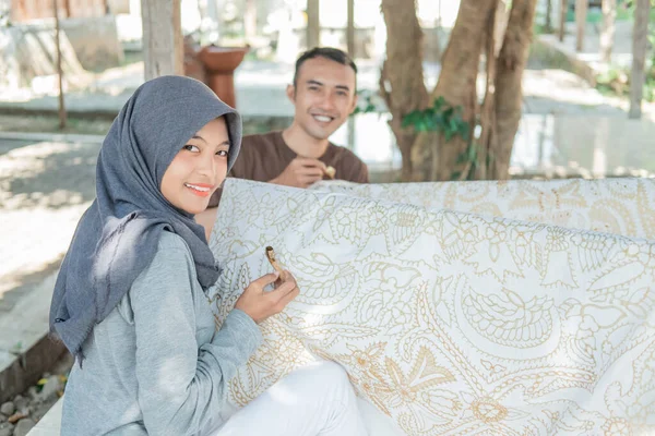 Young woman and man drawing batik — ストック写真