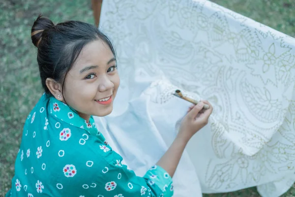 Portrait young woman drawing batik — ストック写真