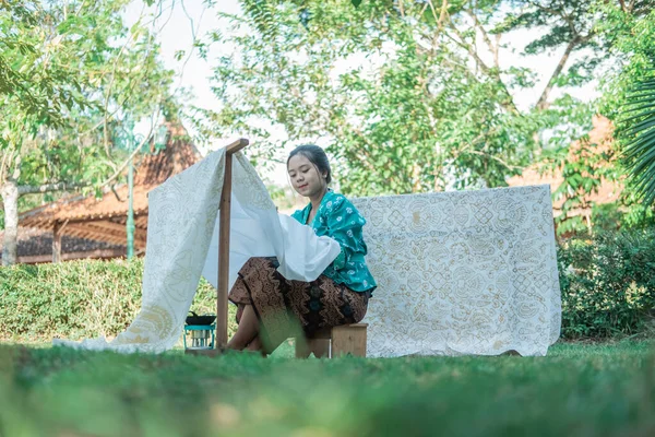 Портрет молодая женщина рисует батик — стоковое фото