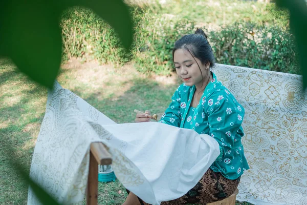 Portrait young woman drawing batik in the garden — Zdjęcie stockowe